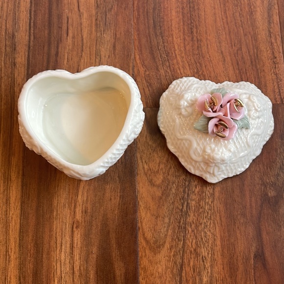 Porcelain Rose Heart Trinket box - Picture 4 of 4